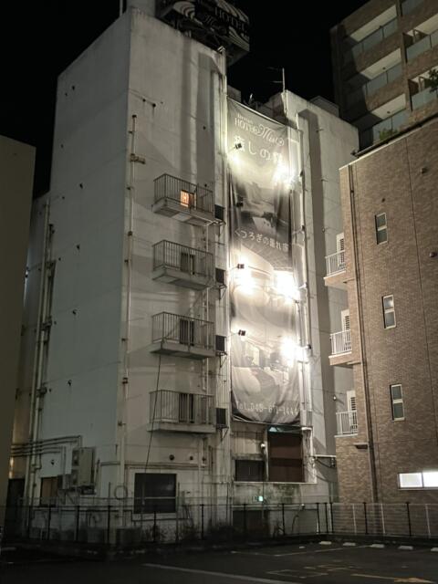 デザインホテル ミスト(横浜市中区/ラブホテル)の写真『裏からの夜の外観』by festa9