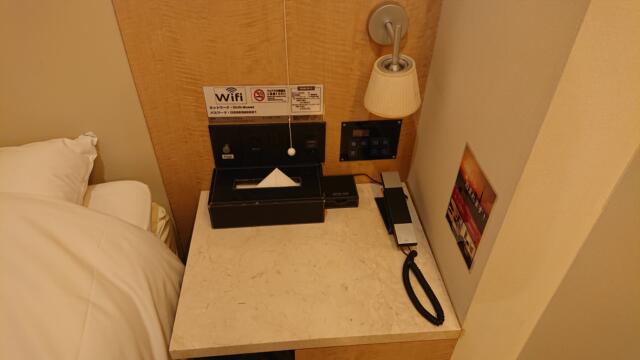 HOTEL DUO（デュオ）(墨田区/ラブホテル)の写真『402号室 ベッドサイドのテーブル(有線放送や調光スイッチはこちら)』by 舐めたろう