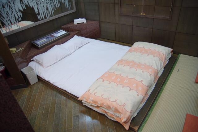 HOTEL R-25(渋谷区/ラブホテル)の写真『306号室　低床のベッド』by マーケンワン