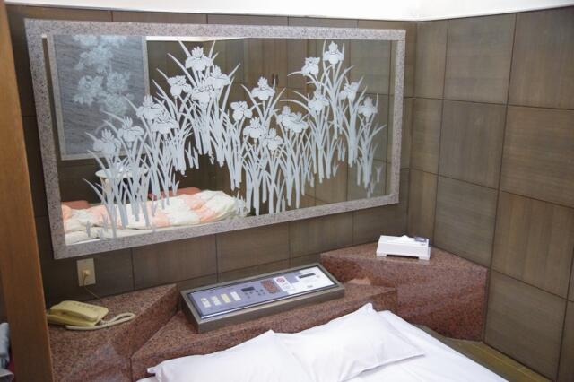 HOTEL R-25(渋谷区/ラブホテル)の写真『306号室　枕元の設備類』by マーケンワン
