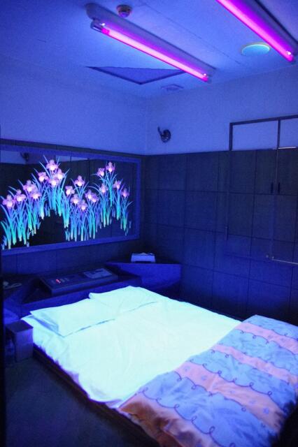 HOTEL R-25(渋谷区/ラブホテル)の写真『306号室　ブラックライト使用時』by マーケンワン