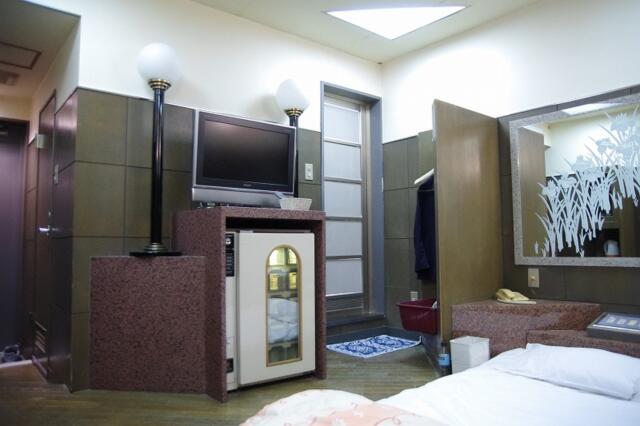 HOTEL R-25(渋谷区/ラブホテル)の写真『306号室　畳エリアからの景色』by マーケンワン