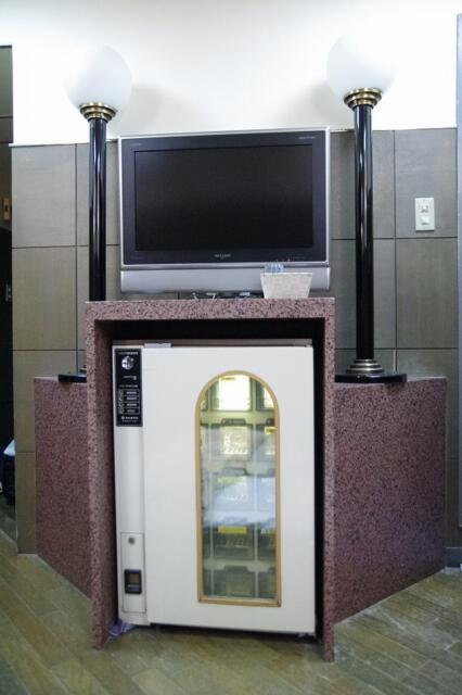 HOTEL R-25(渋谷区/ラブホテル)の写真『306号室　テレビと販売用冷蔵庫』by マーケンワン