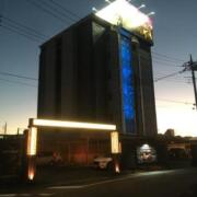 ホテル スターリゾート アロマ(前橋市/ラブホテル)の写真『夜の外観』by あらび