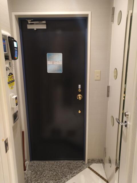 ラフェスタ吉祥寺(武蔵野市/ラブホテル)の写真『319号室ドア内側（左は精算機、右はトイレ）』by ＪＷ