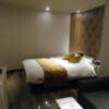 HOTEL M.（エムドット）(嬉野市/ラブホテル)の写真『101号室、ベッドと手前にソファ、左側に大型TVがある』by 猫饅頭