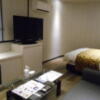 HOTEL M.（エムドット）(嬉野市/ラブホテル)の写真『101号室、ベッド、大型TV、手前にソファ、左に冷蔵庫、レンジなど』by 猫饅頭