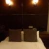 ホテル ロッソ(川崎市川崎区/ラブホテル)の写真『201号室ベッド枕元側の照明』by angler