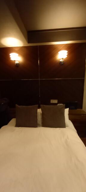 ホテル ロッソ(川崎市川崎区/ラブホテル)の写真『201号室ベッド枕元側の照明』by angler