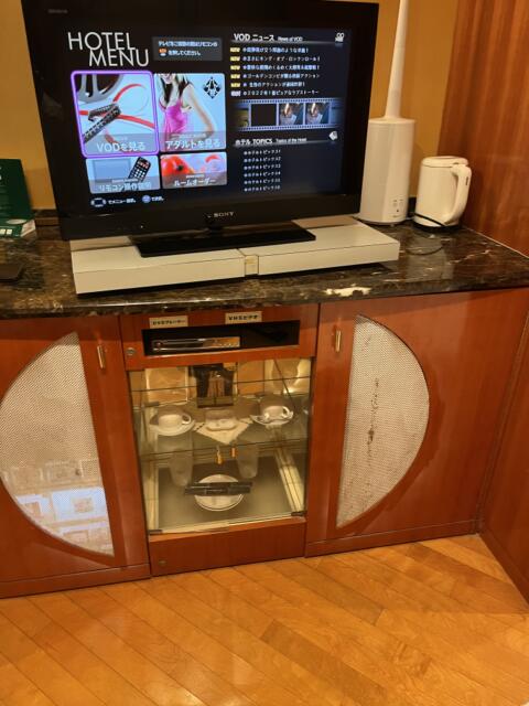 MINT Kabukichou(ミント歌舞伎町)(新宿区/ラブホテル)の写真『406号室 テレビとキャビネ』by 無法松