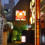 ホテル ロータス梅田店(大阪市/ラブホテル)の写真『夜の外観。(23,1)』by キジ