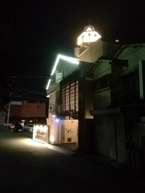 ペンションはごろも ～secondseason～(広島市中区/ラブホテル)の写真『夜の外観、別角度から(23,1)』by キジ