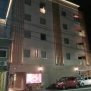 Y-HOTEL(広島市中区/ラブホテル)の写真『夜の外観、別角度から。(23,1)』by キジ