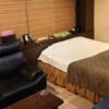 フロンティア(八王子市/ラブホテル)の写真『八王子・ホテルフロンティア302号室の室内です。ベッドの横にソファがあり、広めの部屋です。』by マックさん
