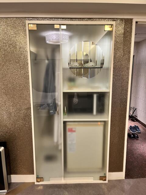 HOTEL Perrier(ペリエ)(新宿区/ラブホテル)の写真『405号室クローゼットとカップ、レンジ、冷蔵庫など』by ayase