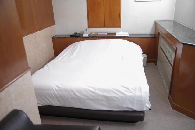 アーバンステージ(新宿区/ラブホテル)の写真『317号室　ベッド』by マーケンワン