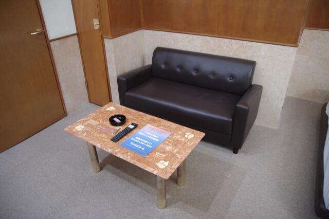 アーバンステージ(新宿区/ラブホテル)の写真『317号室　ソファー＆テーブル』by マーケンワン