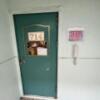 HOTEL AI（アイ）(沼津市/ラブホテル)の写真『714号室　ガレージ横にある部屋入り口』by ま〜も〜る〜