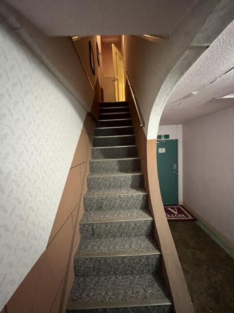 HOTEL AI（アイ）(沼津市/ラブホテル)の写真『714号室　2Fへの階段』by ま〜も〜る〜