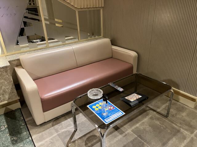 HOTEL AI（アイ）(沼津市/ラブホテル)の写真『714号室　テーブル＆ソファー』by ま〜も〜る〜