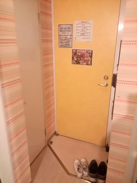 愛愛賓館(アイアイヒンカン)(横浜市栄区/ラブホテル)の写真『308号室、玄関。靴の置場がありません。』by キジ