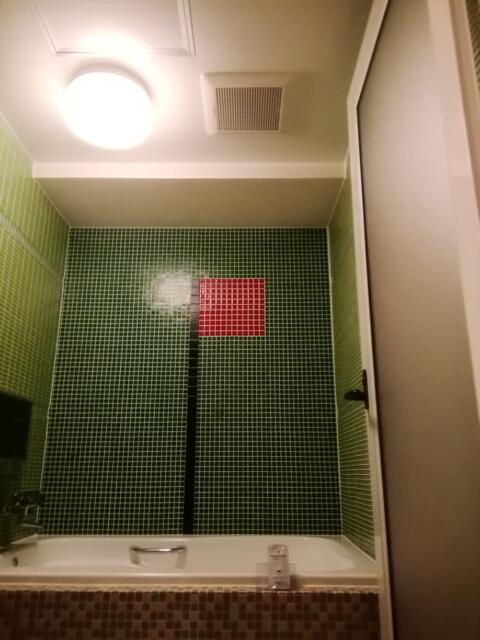 愛愛賓館(アイアイヒンカン)(横浜市栄区/ラブホテル)の写真『308号室、浴室天井と壁がゴルフのカップです。』by キジ