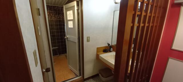 ペリカン(渋谷区/ラブホテル)の写真『402号室　沓脱ぎからの洗面所　浴室』by angler