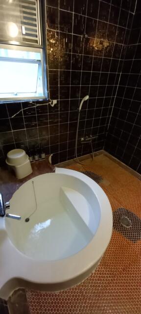ペリカン(渋谷区/ラブホテル)の写真『402号室　浴槽はコンクリート造り』by angler