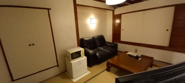 ペリカン(渋谷区/ラブホテル)の写真『402号室　前室　ソファー、冷蔵庫、電子レンジ』by angler