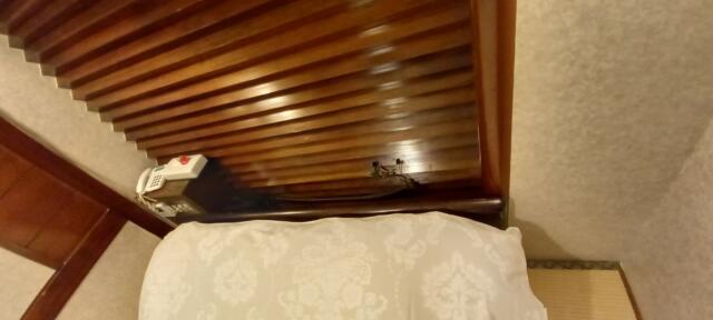 ペリカン(渋谷区/ラブホテル)の写真『402号室　ベッド　枕元側　スペースがあり、寄りかかれない。』by angler