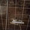 ペリカン(渋谷区/ラブホテル)の写真『402号室　シャワー　浴槽カランと同時に使っても十分な湯量』by angler