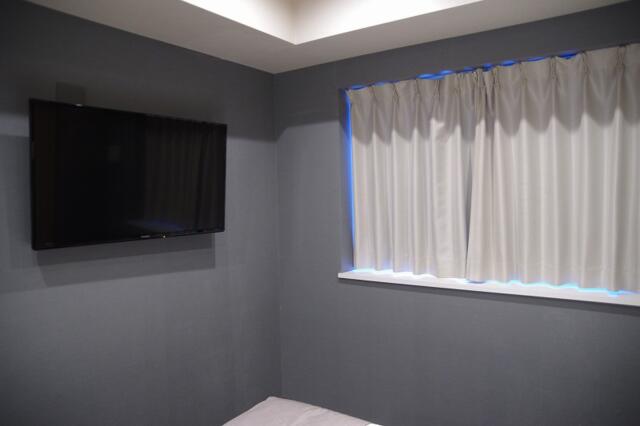 ホテル中山(新宿区/ラブホテル)の写真『204号室　ベッド位置から窓側の景色』by マーケンワン