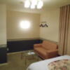 ホテルシティ(立川市/ラブホテル)の写真『205号室、テーブルとソファー』by もんが～