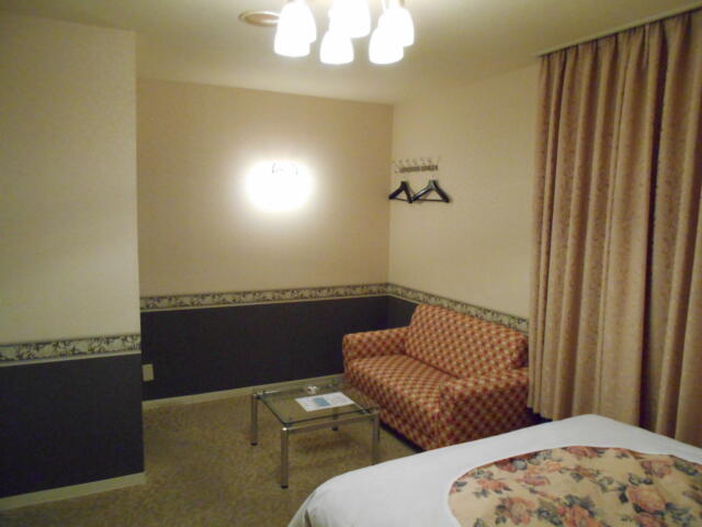 ホテルシティ(立川市/ラブホテル)の写真『205号室、テーブルとソファー』by もんが～