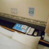 ホテルシティ(立川市/ラブホテル)の写真『205号室、枕元の電話など』by もんが～