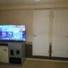ホテルシティ(立川市/ラブホテル)の写真『205号室、テレビ、洗面所とトイレのドア』by もんが～