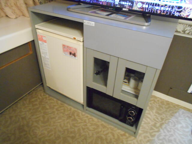 ホテルシティ(立川市/ラブホテル)の写真『205号室、冷蔵庫と電子レンジ、お茶セット』by もんが～