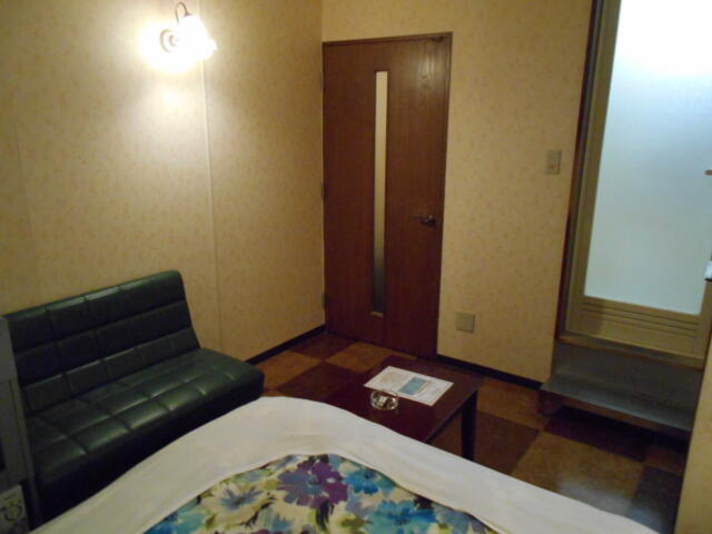 ホテルシティ(立川市/ラブホテル)の写真『203号室、部屋奥から入り口方向』by もんが～