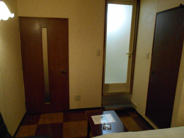 ホテルシティ(立川市/ラブホテル)の写真『203号室、部屋の内扉とバスルーム入り口ドア』by もんが～