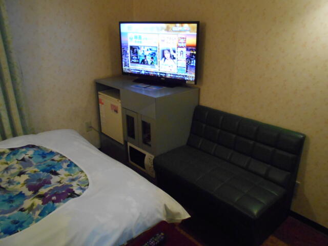 ホテルシティ(立川市/ラブホテル)の写真『203号室、ソファーとテレビなど』by もんが～