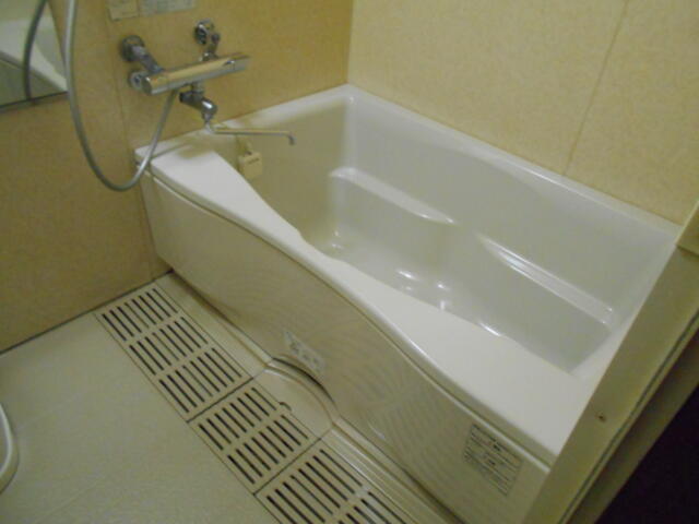ホテルシティ(立川市/ラブホテル)の写真『203号室、浴槽』by もんが～