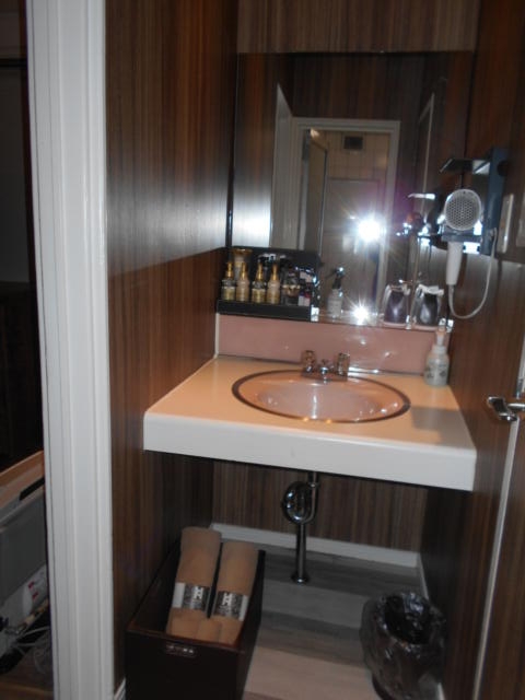 HOTEL M.（エムドット）(嬉野市/ラブホテル)の写真『110号室の洗面台、下にバスタオル類、上には備品が整備されている』by 猫饅頭
