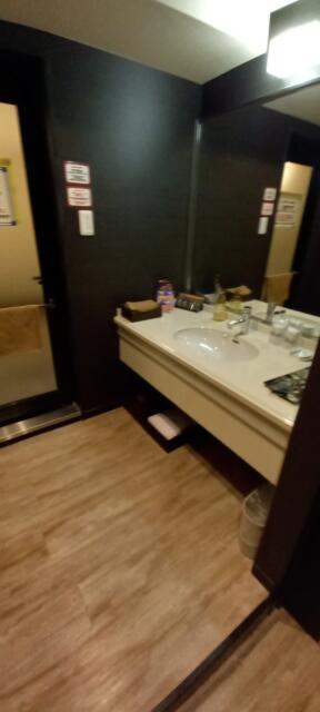 ZERO(渋谷区/ラブホテル)の写真『303号室　沓脱ぎから見た洗面台　バスローブあり。』by angler