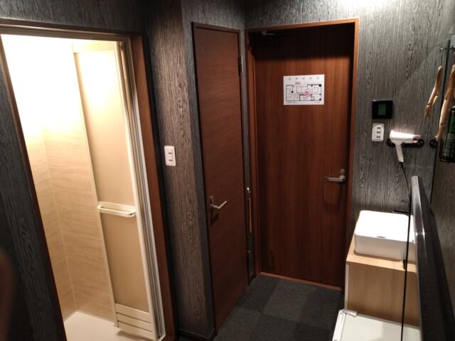 ホテルシャリル吉祥寺(武蔵野市/ラブホテル)の写真『307号室（左からシャワー、トイレ、入口ドア）』by ＪＷ