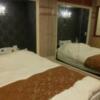 HOTEL EXCELLENT(エクセレント)(新宿区/ラブホテル)の写真『201号室　ベッドと鏡張りの壁面』by ドレ狐