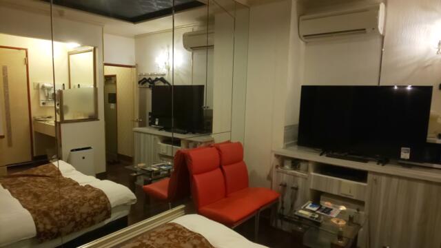 HOTEL EXCELLENT(エクセレント)(新宿区/ラブホテル)の写真『201号室　テレビと真っ赤なソファ』by ドレ狐