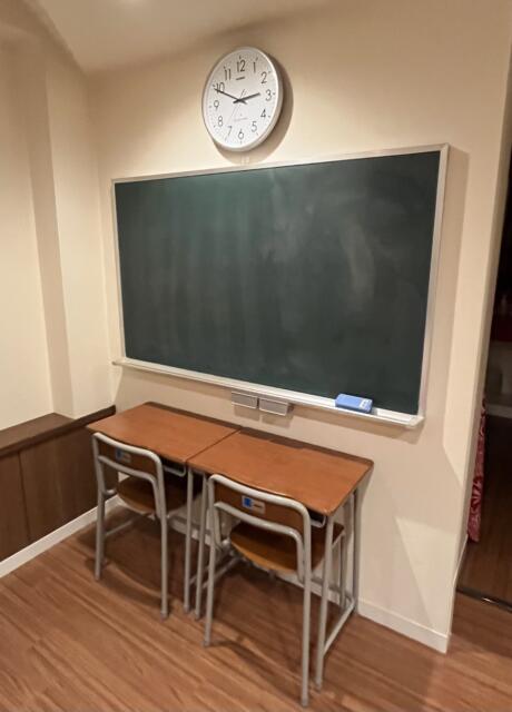 HOTEL D'or（ドール)(静岡市駿河区/ラブホテル)の写真『211号室　教室コーナー(黒板にはチョークあり)』by ま〜も〜る〜