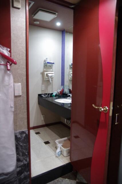 イマージュ(新宿区/ラブホテル)の写真『107号室　洗面室入口』by マーケンワン