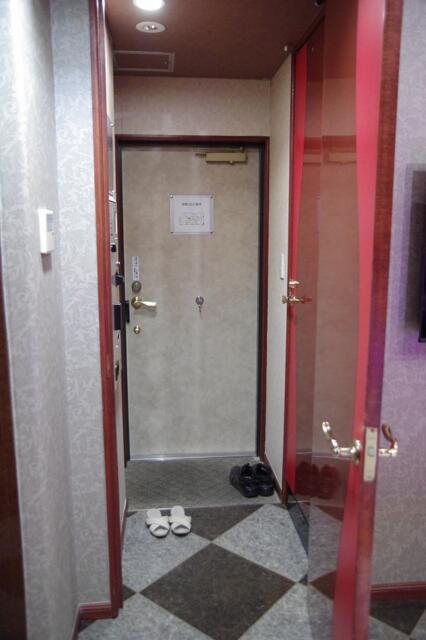イマージュ(新宿区/ラブホテル)の写真『107号室　玄関スペース』by マーケンワン