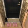 HOTEL アムール(台東区/ラブホテル)の写真『205号室　靴の置き場に困るくらい小さな玄関』by みこすりはん